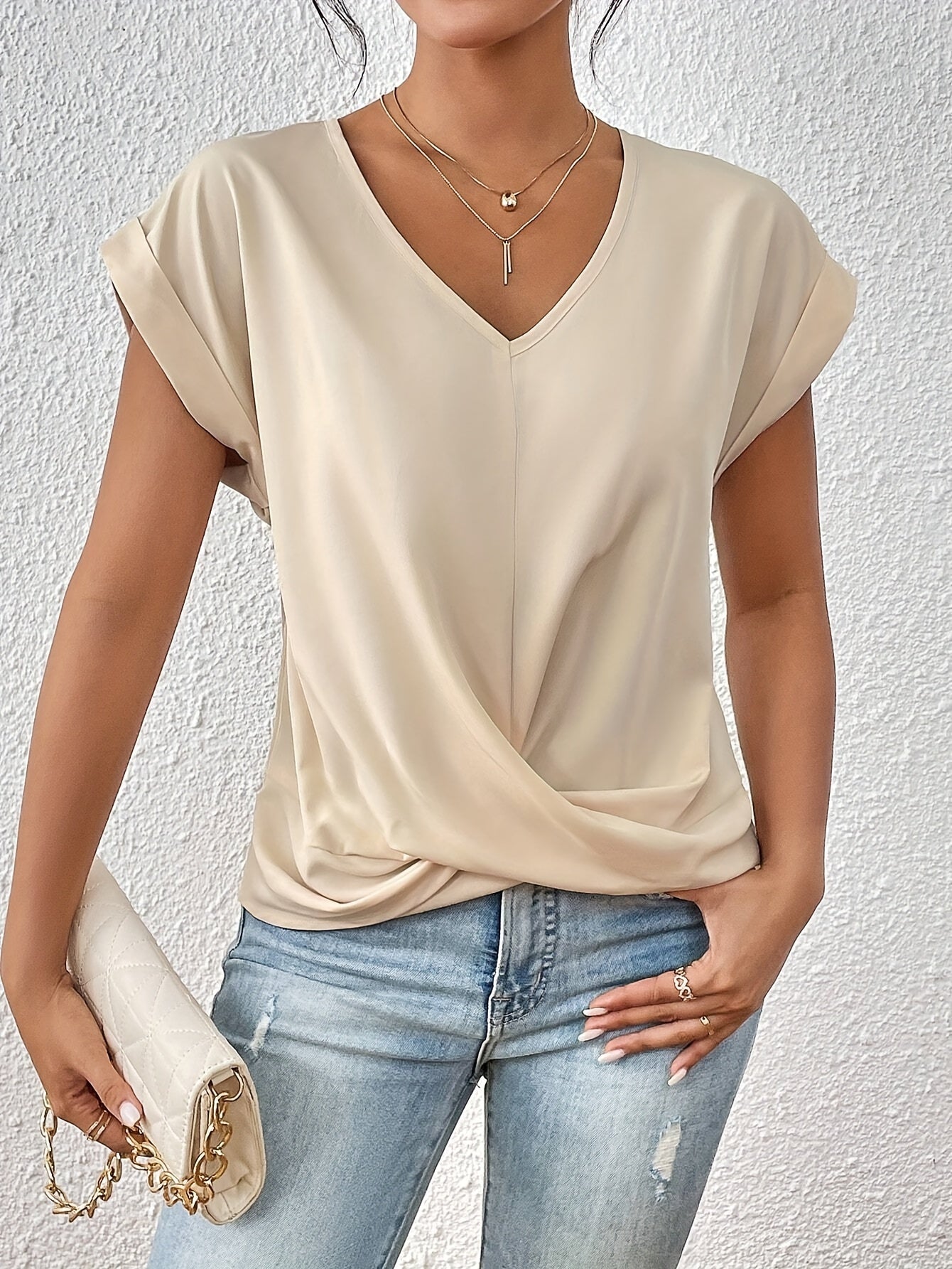 Cleo™ - T-shirt décontracté avec encolure en cœur.